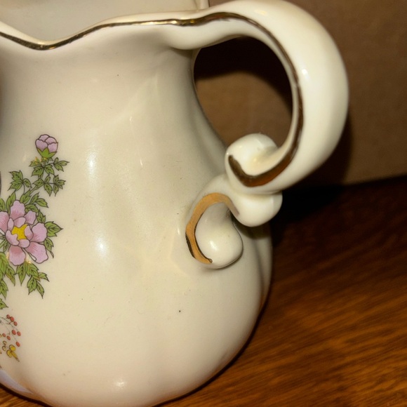 Small vintage pitcher. Approx 5.5 inches tall - Picture 3 of 4